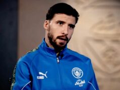 Hviezda Man City Ruben Dias opakuje varovanie Pepa Guardiolu o titule smerom k Arsenalu Španielsky manažér Manchestru City Pep Guardiola (L) žartuje s portugalským obrancom Manchestru City #03 Rubenom Diasom po zápase anglickej Premier League medzi Manchestrom City a Sunderlandom na Etihad Stadium v Manchestri v severozápadnom Anglicku 6. decembra 2025. Manchester City vyhral zápas 3:0. (Foto: Darren Staples / AFP cez Getty Images) / OBMEDZENÉ NA REDAKČNÉ POUŽITIE. Nepoužívať s nepovolenými audio, video, dátami, súpiskami zápasov, klubovými/ligovými logami alebo „živými“ službami. Online použitie v zápase je obmedzené na 120 obrázkov. Ďalších 40 obrázkov môže byť použitých v predĺžení. Žiadna emulácia videa. Používanie sociálnych médií počas zápasu je obmedzené na 120 obrázkov. Ďalších 40 obrázkov môže byť použitých v predĺžení. Nepoužíva sa v stávkových publikáciách, hrách alebo publikáciách pre jednotlivé kluby/ligy/hráčov. /