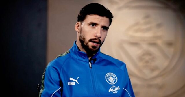 Hviezda Man City Ruben Dias opakuje varovanie Pepa Guardiolu o Španielsky manažér Manchestru City Pep Guardiola (L) žartuje s portugalským obrancom Manchestru City #03 Rubenom Diasom po zápase anglickej Premier League medzi Manchestrom City a Sunderlandom na Etihad Stadium v Manchestri v severozápadnom Anglicku 6. decembra 2025. Manchester City vyhral zápas 3:0. (Foto: Darren Staples / AFP cez Getty Images) / OBMEDZENÉ NA REDAKČNÉ POUŽITIE. Nepoužívať s nepovolenými audio, video, dátami, súpiskami zápasov, klubovými/ligovými logami alebo „živými“ službami. Online použitie v zápase je obmedzené na 120 obrázkov. Ďalších 40 obrázkov môže byť použitých v predĺžení. Žiadna emulácia videa. Používanie sociálnych médií počas zápasu je obmedzené na 120 obrázkov. Ďalších 40 obrázkov môže byť použitých v predĺžení. Nepoužíva sa v stávkových publikáciách, hrách alebo publikáciách pre jednotlivé kluby/ligy/hráčov. /