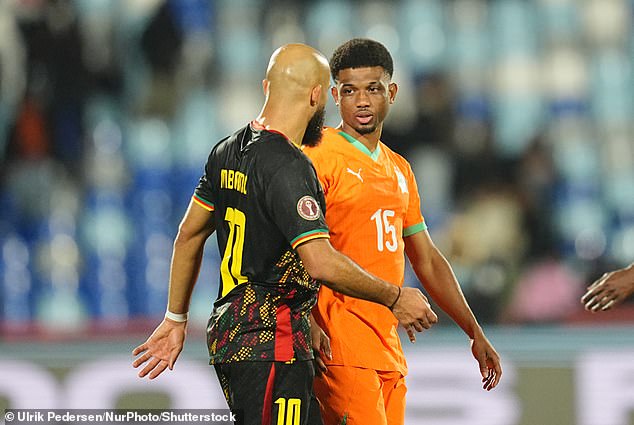 Hviezda Man United pokračuje v senzačnej kampani AFCON s ohromujúcim Amad Diallo nastúpil proti svojmu spoluhráčovi z Man United Bryanovi Mbeumovi s rozdelením koristi