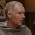 Hlavný tréner / manažér Manchestru United Ruben Amorim tlieska fanúšikom s Kobbie Mainoo a Benjaminom Seskom z Manchestru United