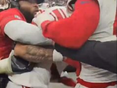 Hviezda New York Giants sa v úžasnom boji pokúsi udupať do hlavy muža Las Vegas Raiders Zdalo sa, že rohový obranca obrov Rico Payton sa pokúša udupať Chigoziemu Anuseimovi do hlavy