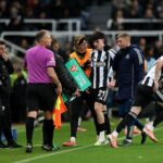 Obranca Newcastlu Tino Livramento si po zranení proti Fulhamu v stredu večer na Carabao Cupe pokoril zdevastovanú postavu.