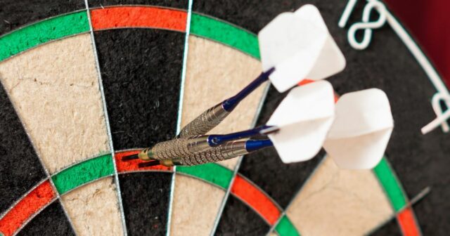 Rafael van der vaart z Hamburgu v akcii počas turnaja v šípkovej show medzi tímami Holandska a Hamburger SV v Imtech Arene 31. januára 2013 v Hamburgu v Nemecku. 