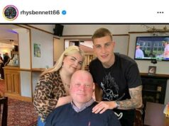 Hviezda akadémie Heartbroken Man United hovorí o samovražde svojho otca a jej „horkosladkom“ vplyve na jeho futbalovú kariéru. Rhys Bennett z Manchestru United (vpravo) hovoril o smrti svojho otca Davida v októbri po tom, čo si vzal život.