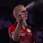 Jurjen van der Velde striekajúci osový sprej na majstrovstvách sveta v šípkach PDC