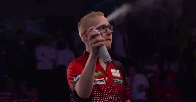 Hviezda šípok sa ospravedlňuje a odhaľuje zákulisie nadávania na incident Jurjen van der Velde striekajúci osový sprej na majstrovstvách sveta v šípkach PDC