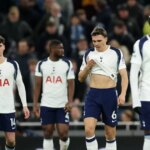 Joao Palhinha a jeho hráči Tottenhamu Hotspur vyzerajú skľúčene po inkasovaní proti Fulhamu