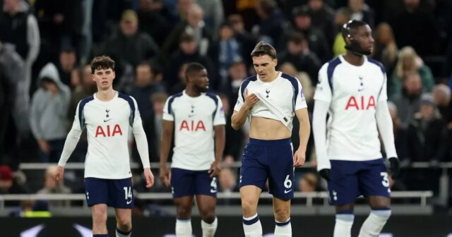 Joao Palhinha a jeho hráči Tottenhamu Hotspur vyzerajú skľúčene po inkasovaní proti Fulhamu