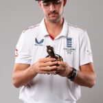 Anglický rýchly nadhadzovač Josh Tongue (na obrázku) pomohol rodinnému priateľovi Timovi Piperovi vyhrať 100 000 dolárov