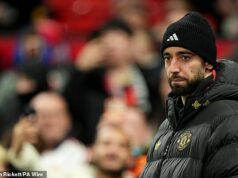 ‚Ide po mojej práci!‘ Tréner Man United Ruben Amorim robí z Bruna Fernandesa žarty po tom, čo zranený kapitán urobil veľký dojem mimo ihriska Bruno Fernandes má stále vplyv na Man United, napriek tomu, že ho vyradilo zranenie