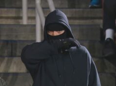 Identita tajomného maskovaného muža konečne odhalená na WWE RAW ako nový člen The Vision Identita tajomného maskovaného muža konečne odhalená na WWE RAW ako nový člen The Vision