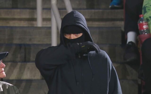 Identita tajomného maskovaného muža konečne odhalená na WWE RAW ako Identita tajomného maskovaného muža konečne odhalená na WWE RAW ako nový člen The Vision