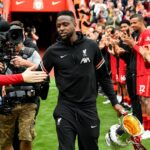 Divock Origi z Liverpoolu máva na konci zápasu Premier League medzi Liverpoolom a Wolverhampton Wanderers na Anfielde 22. mája 2022