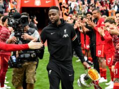 Ikona Liverpoolu (30) má zmluvu UKONČENÝ a teraz je v januári k dispozícii zadarmo Divock Origi z Liverpoolu máva na konci zápasu Premier League medzi Liverpoolom a Wolverhampton Wanderers na Anfielde 22. mája 2022