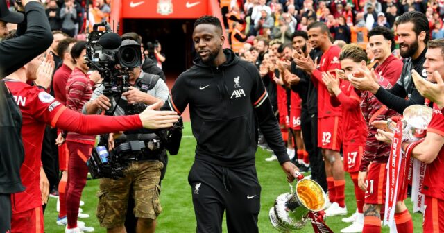 Divock Origi z Liverpoolu máva na konci zápasu Premier League medzi Liverpoolom a Wolverhampton Wanderers na Anfielde 22. mája 2022