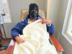 Ikona NFL Randy Moss sa vracia na sociálne siete, aby po roku informoval o rakovine Randy Moss zdieľal nikdy predtým nevidenú fotografiu z nemocnice počas liečby rakoviny