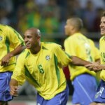 Ronaldinho, Roberto Carlos, Ronaldo a Juninho oslavujú gól, ktorý Brazília strelila Číne na MS 2002