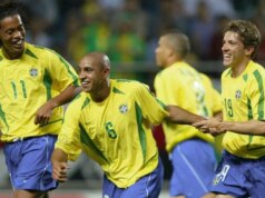 Ikona Realu Madrid a Brazílie Roberto Carlos sa ponáhľala do nemocnice na urgentnú operáciu Ronaldinho, Roberto Carlos, Ronaldo a Juninho oslavujú gól, ktorý Brazília strelila Číne na MS 2002