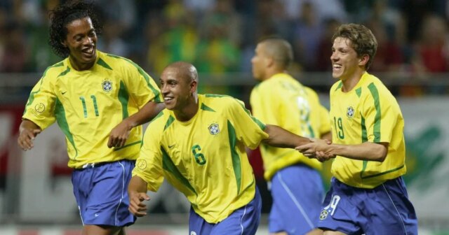 Ronaldinho, Roberto Carlos, Ronaldo a Juninho oslavujú gól, ktorý Brazília strelila Číne na MS 2002