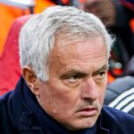 Nuno Valente z FC Porto objíma svojho manažéra Josého Dos Santosa Mourinha