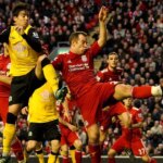 Kenny Dalglish Manažér Liverpoolu so svojou novou posilou Charlie Adam na Melwood Training Ground 6. júla 2011 v Liverpoole v Anglicku.