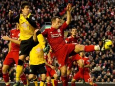 Išiel som do domu manažéra Liverpoolu spečatiť prestup – ale to, čo sa stalo potom, ma veľmi znepokojilo Kenny Dalglish Manažér Liverpoolu so svojou novou posilou Charlie Adam na Melwood Training Ground 6. júla 2011 v Liverpoole v Anglicku.