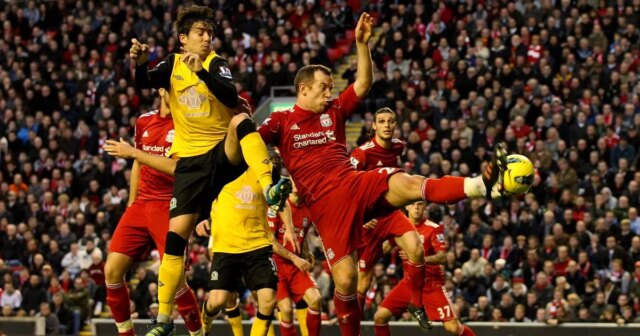 Kenny Dalglish Manažér Liverpoolu so svojou novou posilou Charlie Adam na Melwood Training Ground 6. júla 2011 v Liverpoole v Anglicku.