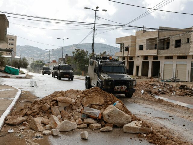 Izraelské sily preberajú domy a uvalili zákaz vychádzania v Qabatiya na Západnom brehu | Správy o obsadenom západnom brehu Jordánu
