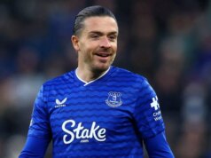 Jack Grealish „vyhodil 20 000 libier“ na okázalý vianočný večierok, ktorý sa skončil o 4:00 v striptízovom klube LONDÝN, ANGLICKO - 13. DECEMBRA: Jack Grealish z Evertonu sa pozerá počas zápasu Premier League medzi Chelsea a Evertonom na Stamford Bridge 13. decembra 2025 v Londýne v Anglicku. (Foto: Mike Hewitt/Getty Images)