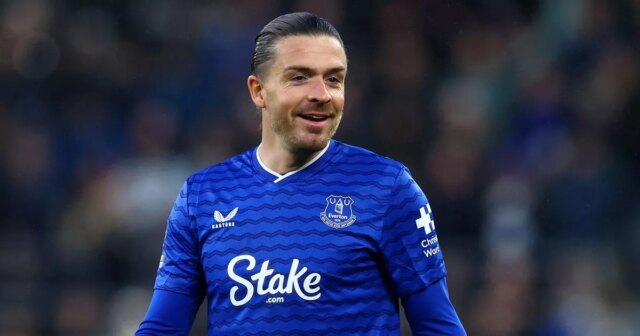 LONDÝN, ANGLICKO - 13. DECEMBRA: Jack Grealish z Evertonu sa pozerá počas zápasu Premier League medzi Chelsea a Evertonom na Stamford Bridge 13. decembra 2025 v Londýne v Anglicku. (Foto: Mike Hewitt/Getty Images)