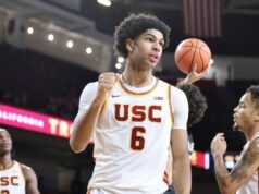 Jacob Cofie riadi mužský basketbal USC za štátom Washington Jacob Cofie riadi mužský basketbal USC za štátom Washington