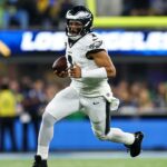Jalen Hurts zahodil 4 zákroky, keď Chargers porazil Eagles v predĺžení