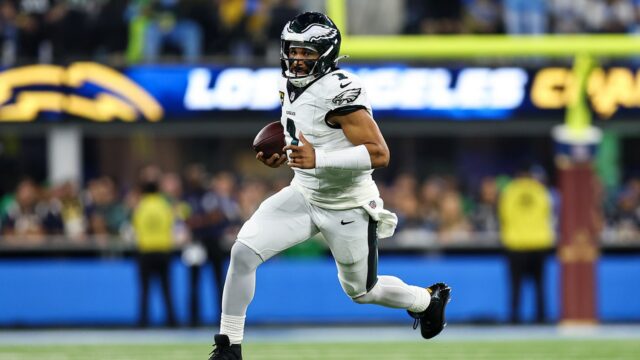 Jalen Hurts zahodil 4 zákroky, keď Chargers porazil Eagles v Jalen Hurts zahodil 4 zákroky, keď Chargers porazil Eagles v predĺžení