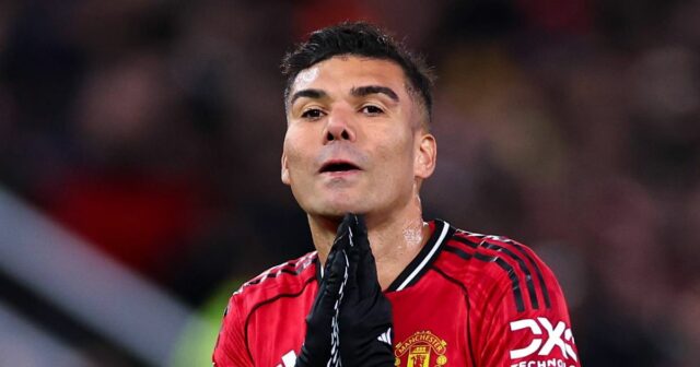 MANCHESTER, ANGLICKO – 15. DECEMBRA: Casemiro z Manchestru United reaguje počas zápasu Premier League medzi Manchestrom United a Bournemouthom na Old Trafford 15. decembra 2025 v Manchestri v Anglicku. (Foto: Robbie Jay Barratt - AMA/Getty Images)