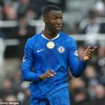 Jamie Carragher zatiaľ vylúčil Moisesa Caiceda z Chelsea zo svojho tímu sezóny a ospravedlnil sa fanúšikom Chelsea