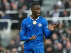 Jamie Carragher sa ospravedlňuje fanúšikom Chelsea, keď vymenúva svoj tím sezóny zatiaľ s tromi hviezdami Arsenalu a dvoma zo Sunderlandu… ale kto sa dostane z Man United? Jamie Carragher zatiaľ vylúčil Moisesa Caiceda z Chelsea zo svojho tímu sezóny a ospravedlnil sa fanúšikom Chelsea