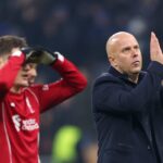 Arne Slot, manažér Liverpoolu, tlieska fanúšikom po víťazstve tímu (Getty)