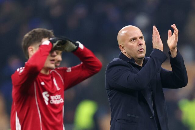 Jamie Carragher sa po reakcii fanúšikov Liverpoolu znovu pustil do Arne Slot, manažér Liverpoolu, tlieska fanúšikom po víťazstve tímu (Getty)