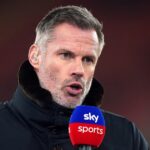 Jamie Carragher hovorí do mikrofónu