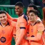 Roony Bardghji z FC Barcelona oslavuje 1:3 s Marcusom Rashfordom z FC Barcelona, ​​​​Pedrim z FC Barcelona, ​​​​Julesom Koundem z FC Barcelona počas zápasu LaLiga EA Sports medzi Real Betis Sevilla a FC Barcelona na Estadio La Cartuja
