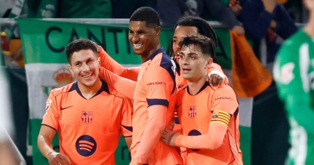 Roony Bardghji z FC Barcelona oslavuje 1:3 s Marcusom Rashfordom z FC Barcelona, ​​​​Pedrim z FC Barcelona, ​​​​Julesom Koundem z FC Barcelona počas zápasu LaLiga EA Sports medzi Real Betis Sevilla a FC Barcelona na Estadio La Cartuja