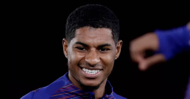 Januárové prestupové obdobie Man Utd ako prestup Marcusa Rashforda pomáha Marcus Rashford z FC Barcelona počas rozcvičky počas zápasu LaLiga EA Sports medzi FC Barcelona a CA Osasuna na olympijskom štadióne Lluis Companys