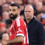 Manažér Liverpoolu Arne Slot sa pozerá na Mohameda Salaha