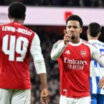 LONDÝN, ANGLICKO - 29. OKTÓBRA: Ethan Nwaneri z Arsenalu oslavuje strelenie prvého gólu svojho tímu so spoluhráčom Mylesom Lewisom-Skellym počas zápasu štvrtého kola Carabao Cupu medzi Arsenalom a Brighton & Hove Albion na Emirates Stadium 29. októbra 2025 v Londýne v Anglicku. (Foto: Stuart MacFarlane/Arsenal FC cez Getty Images)