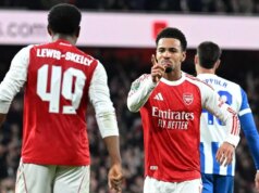 Je Arsenal vs Brighton v televízii? Kde sledovať zápas Premier League vrátane priamych prenosov LONDÝN, ANGLICKO - 29. OKTÓBRA: Ethan Nwaneri z Arsenalu oslavuje strelenie prvého gólu svojho tímu so spoluhráčom Mylesom Lewisom-Skellym počas zápasu štvrtého kola Carabao Cupu medzi Arsenalom a Brighton & Hove Albion na Emirates Stadium 29. októbra 2025 v Londýne v Anglicku. (Foto: Stuart MacFarlane/Arsenal FC cez Getty Images)