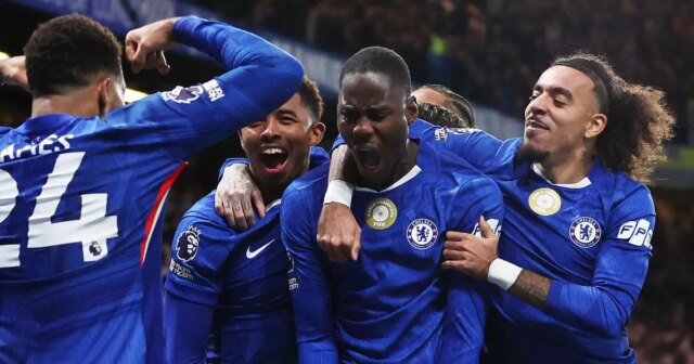 Je Atalanta vs Chelsea v televízii? Kanál, podrobnosti o priamom Trevoh Chalobah z Chelsea oslavuje so spoluhráčmi zo strelenia prvého gólu svojho tímu počas zápasu Premier League medzi Chelsea a Arsenalom.