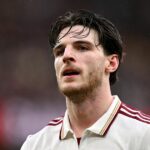 Declan Rice z Arsenalu sa pozerá