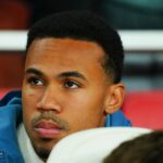 Gabriel to sleduje z tribúny.