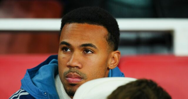 Gabriel to sleduje z tribúny.