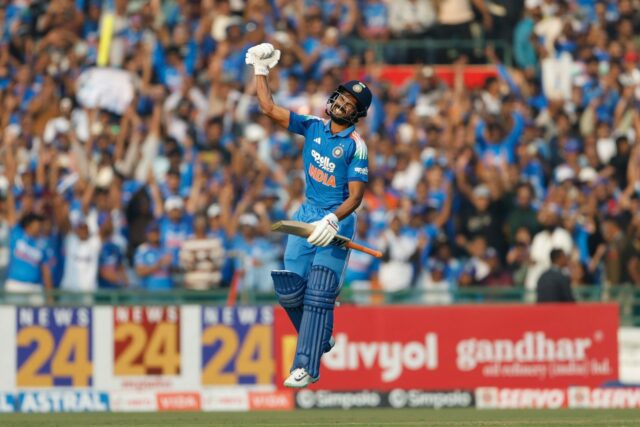 Ruturaj Gaikwad (vľavo) a Virat Kohli spojili 195-krát tretiu bránku. (P/C: BCCI/X)